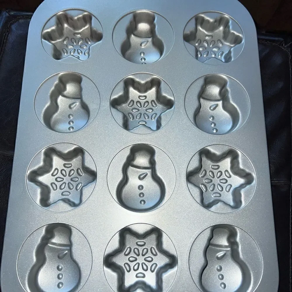 The Pampered Chef Christmas baking‎ pan with twelve molds and 2 shapes